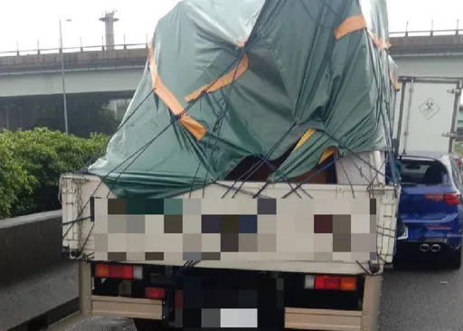 驟雨侵襲國1后里路段3連撞　車流回堵3公里！造成8車毀損