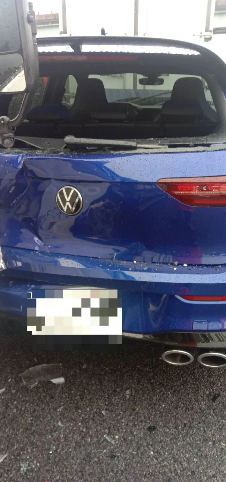 自小客後窗被撞到整了破裂。讀者提供