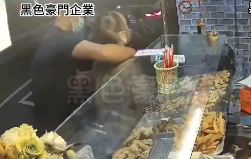 搭訕2女遭拒！基隆17歲少年當街熊抱毆人　家長竟稱「被煞到」才做蠢事