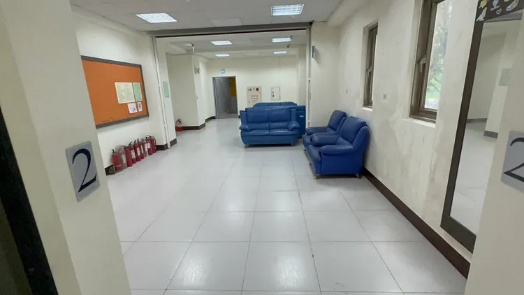 2名陌生男子闖入女宿舍，還大搖大擺在二樓交誼廳抽菸。曾佳俊攝