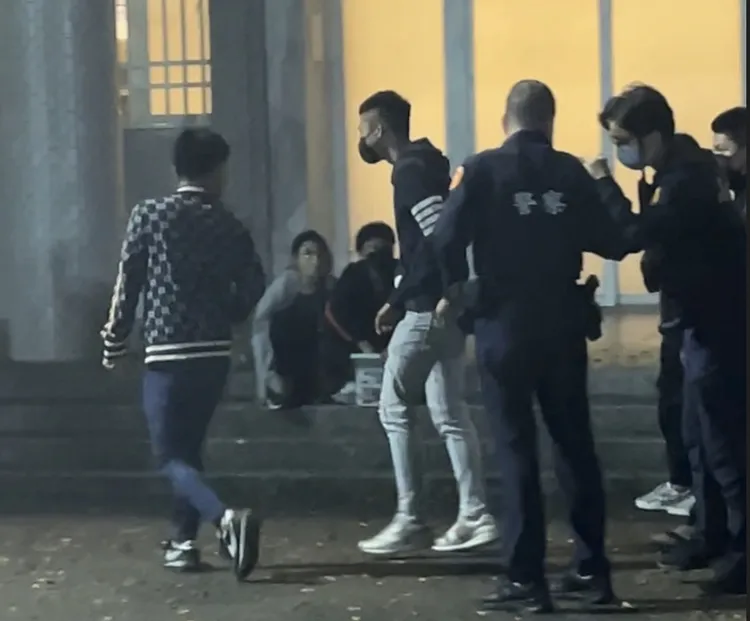 兩名89男子闖入女宿舍騷擾，遭警方帶走偵訊。民眾提供