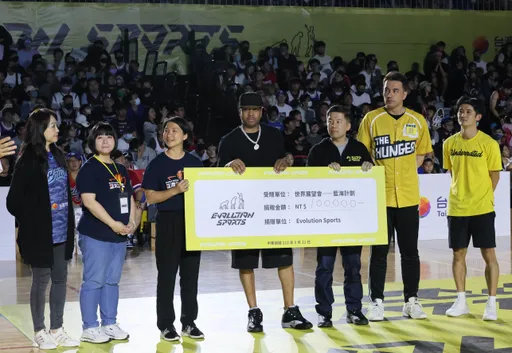 NBA傳奇艾佛森見面會被罵爆！主辦單位提補償竟「還要抽籤」　球迷火了