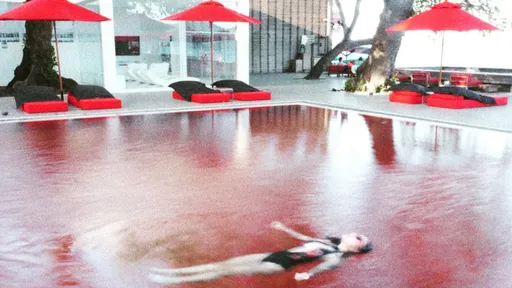 梁云菲泡「血池」!網驚「命案現場」 她說:這實在太美