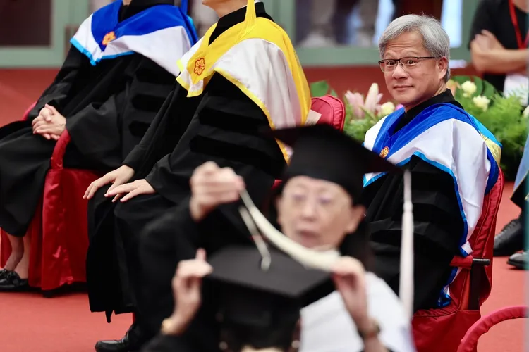 黃仁勳鼓勵台大畢業生要能忍受痛苦和承擔責任。林林攝