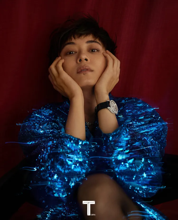 身為瑞士珠寶腕錶品牌Chopard形象大使的孫儷，以有著濃濃敘事感的肢體動作，演繹品牌旗下Happy Sport Joaillerie珠寶腕錶。翻攝孫儷微博