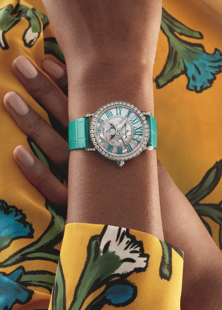 Ladybird Colors系列錶款搭載「小秒針」或「月相顯示」兩種複雜功能，並注入午夜藍、孔雀綠、森林綠、丁香紫或土耳其藍等5種明豔色調。品牌提供