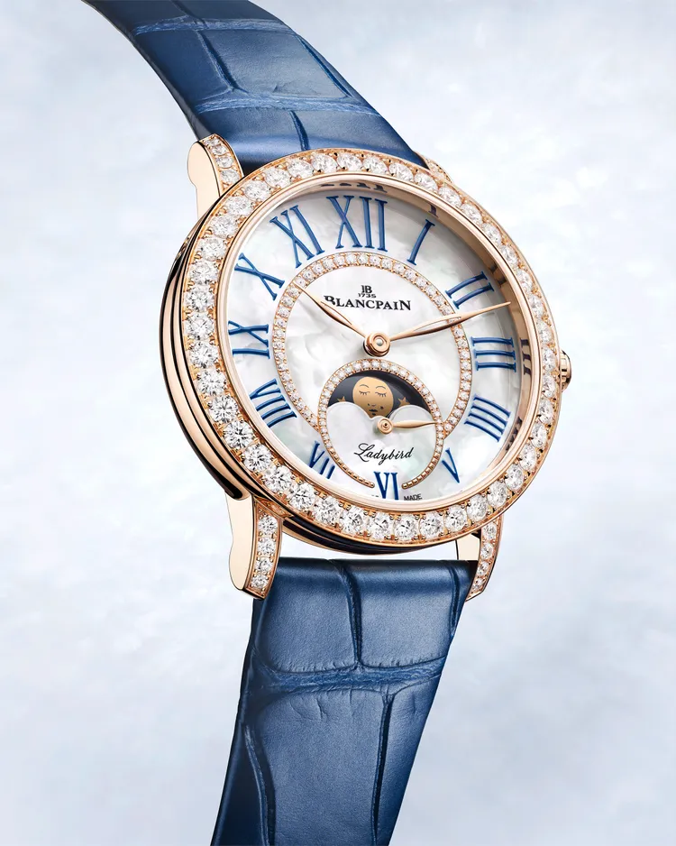寶珀Ladybird Colors系列午夜藍18K紅金自動月相鑽錶，103萬6000元起。品牌提供