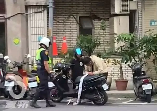 罰單整串長到拖地。翻攝自臉書「爆廢公社二館」