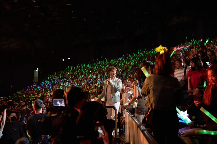 李聖傑跟粉絲近距離互動。華納音樂提供