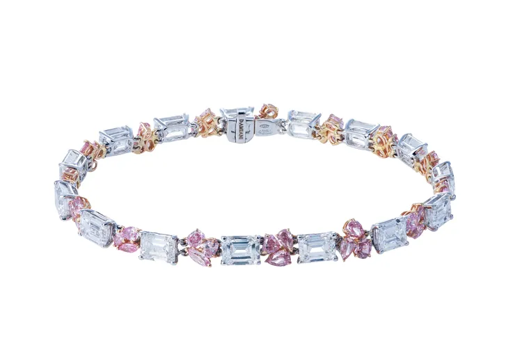 Absolute絕對高級珠寶系列18K白金粉鑽手鍊，798萬元。品牌提供