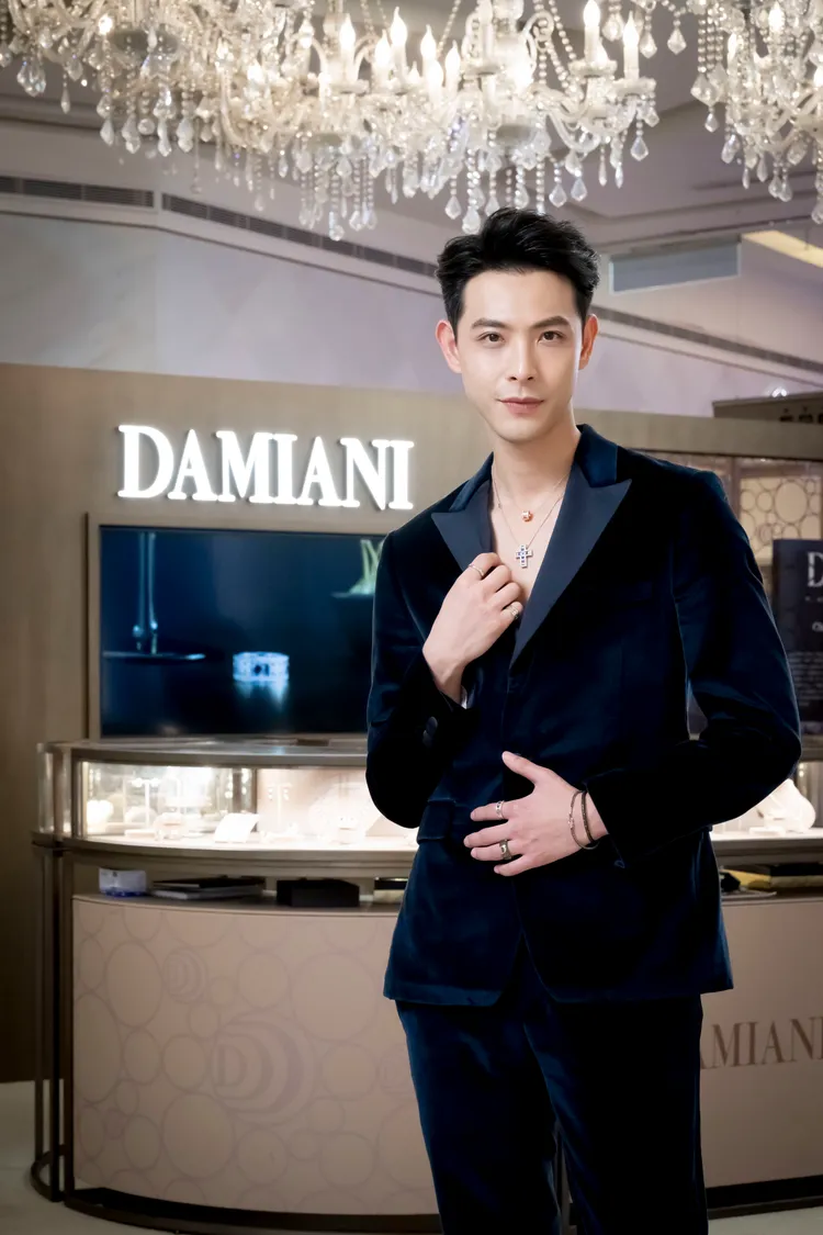 連晨翔日前擔任DAMIANI微風珠寶盒概念店的1日店長，吸引不少貴婦靠櫃與其近距離互動。品牌提供