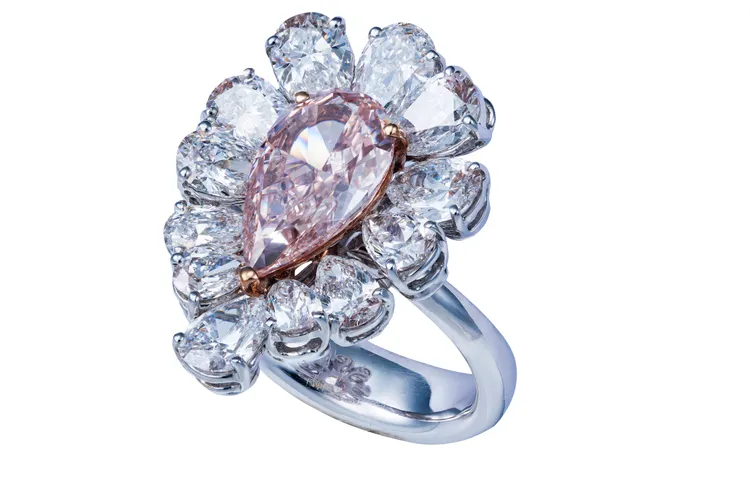 Absolute絕對高級珠寶系列18K白金鑽戒，鑲嵌約3克拉梨形切割粉鑽，2190萬元。品牌提供
