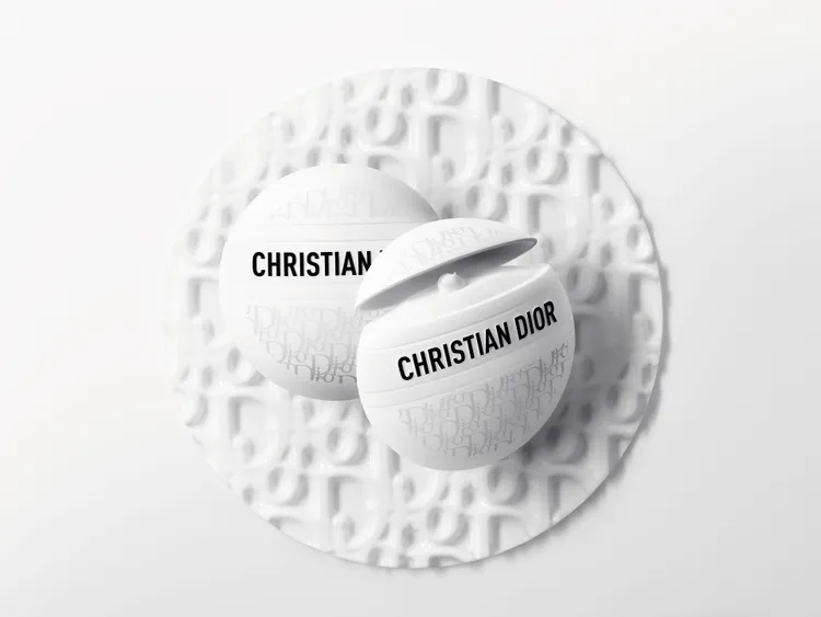 Dior緹花全能修護霜主打身體、手部、雙唇、指甲都可使用，50ml／1930元。品牌提供