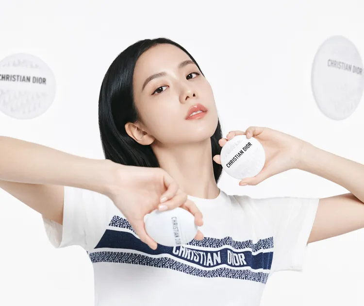 Jisoo為緹花全能修護霜拍攝形象照。品牌提供