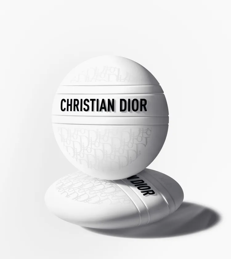 Dior緹花全能修護霜外型時尚。品牌提供