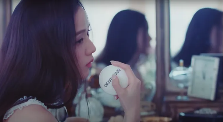Dior緹花全能修護霜在Jisoo的《FLOWER》MV中首次出現，掀起美妝迷熱烈關注。翻攝MV