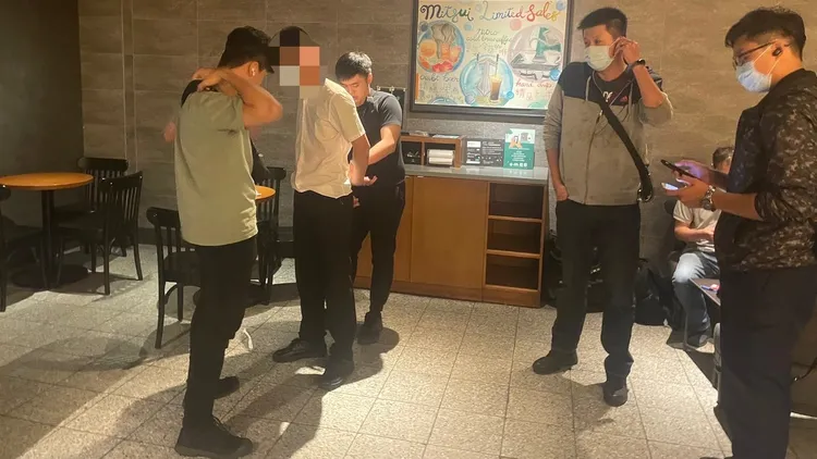 警方進入咖啡店見鄭姓車手出面立即將他逮捕。林口警分局提供