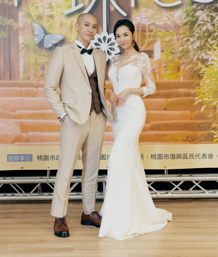 康茵茵（右）與吳東震出席記者會像是新人要結婚。維恩原創Rocky／FUN假趣旅行提供 