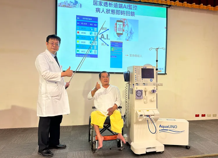 中國附醫血液透析科主任郭慧亮(左)指出，醫院端透過AI過濾危險訊息，同步監控病人透析過程，可有效維護病人安全，並做為改善處方的依據。中國附醫提供