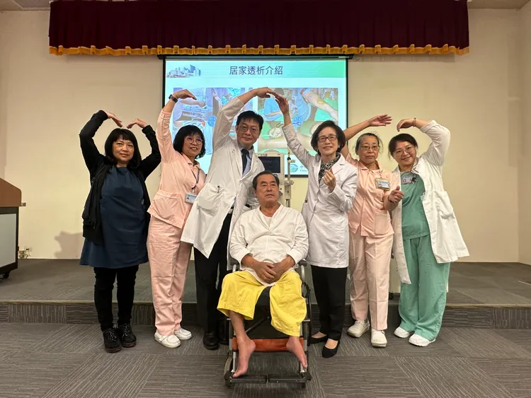 國內腎科權威、中國附醫腎臟科教授黃秋錦(右三)指出，居家洗腎大幅減少洗腎病人掉血壓、頭痛、嘔吐等不適。中國附醫提供