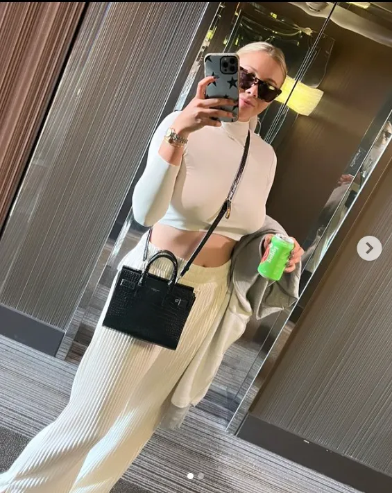 阿尼西莫娃不吝展現好身材。@amandaanisimova