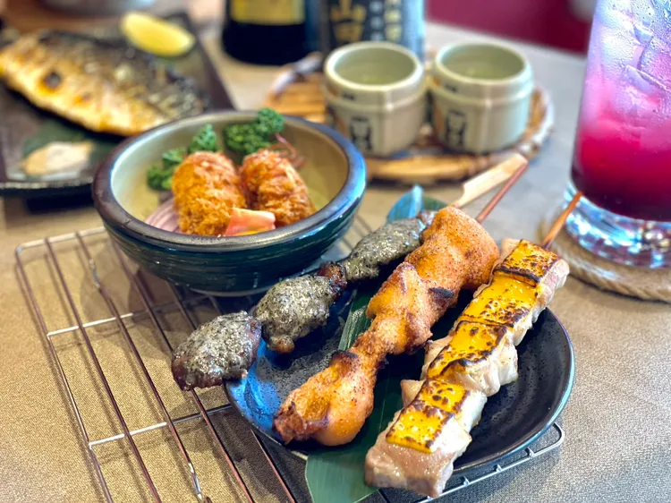 圖右至左為起司雪花豬、明太子雞腿肉、松露牛肋串。曾仲葳攝