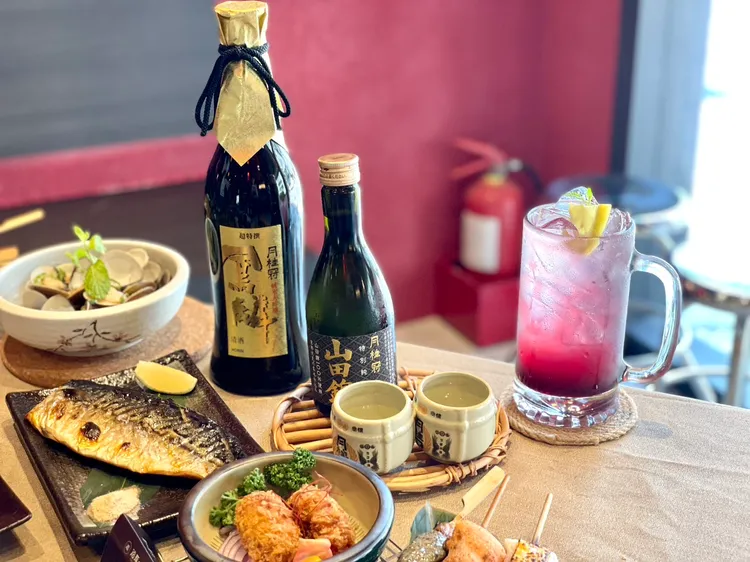 店內亦供應日本月桂冠清酒、沙瓦、果實酒、韓國燒酒等各式酒飲。曾仲葳攝
