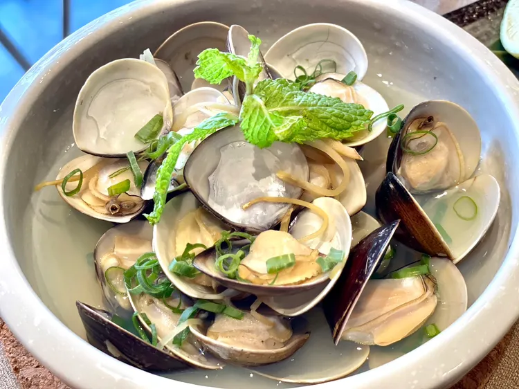 酒蒸蛤蜊。曾仲葳攝