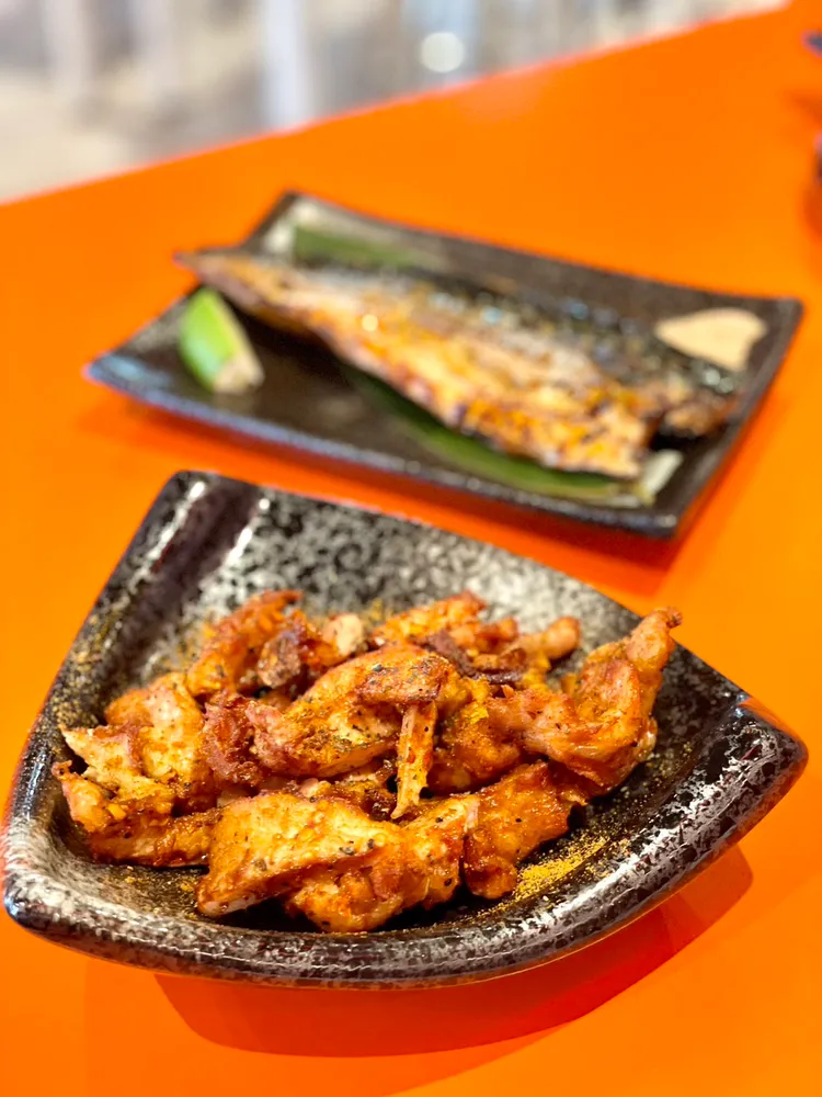 鬼椒雞軟骨相當唰嘴適合下酒。曾仲葳攝