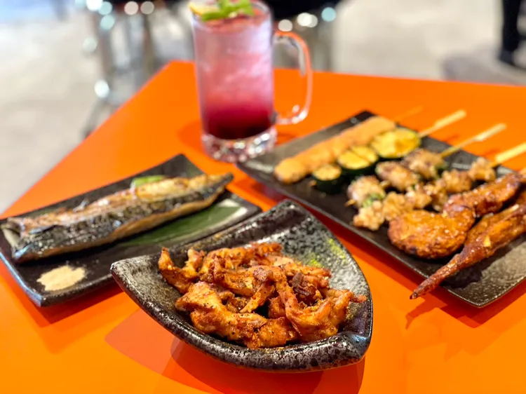 「一氣本燒」，優惠價499元可以吃到7項招牌商品包含各式串燒和一整片鹽烤鯖魚。曾仲葳攝