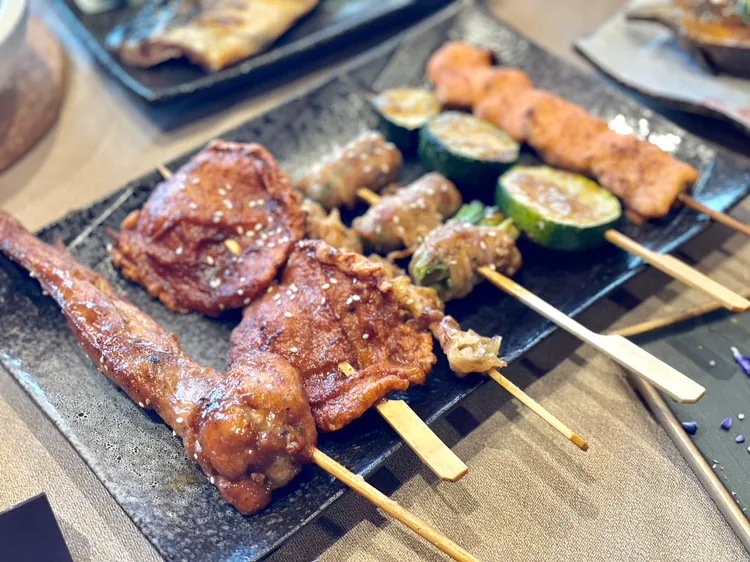 店家首推集結主廚精選串燒的拼盤「一氣本燒」。曾仲葳攝