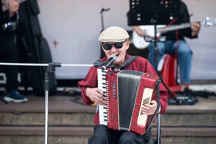 李炳輝在身障就業活動表演。