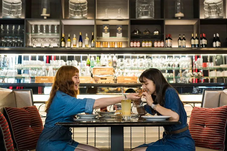 駁二藝術特區「厚禮數」活動，於指定店家消費、用餐皆可享。文化局提供