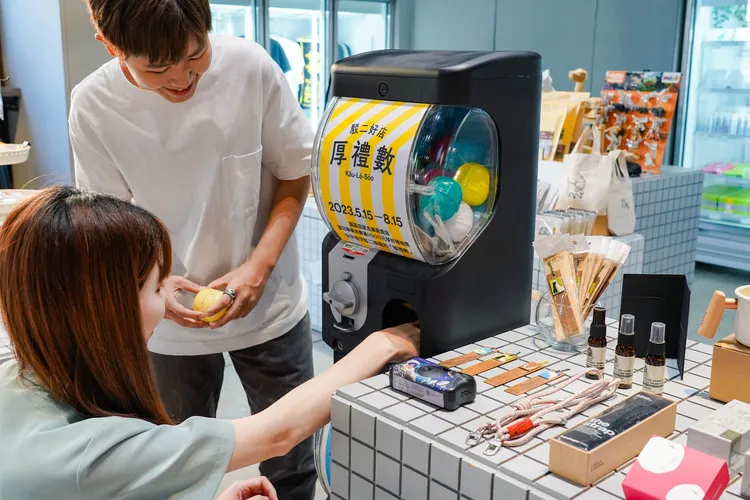 於指定店家消費滿額即可獲得扭蛋抽獎券！文化局提供