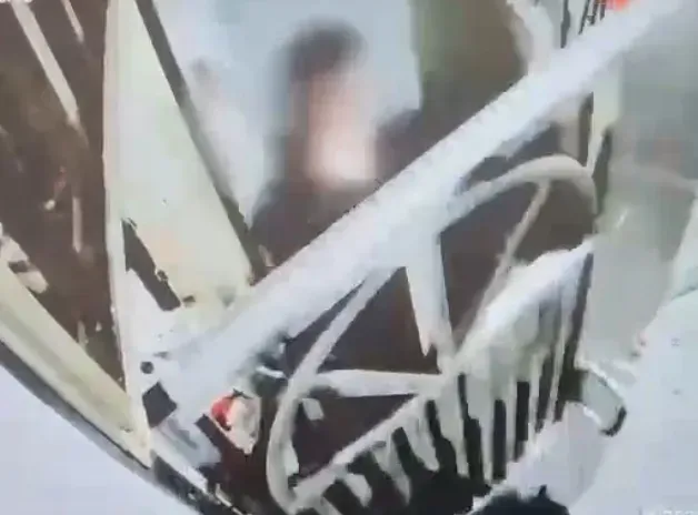 林男在眾目睽睽下行兇。翻攝畫面