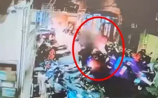 他找仇家挑釁!拿武士刀逼下跪認錯 結果慘遭屠牛刀刺腹血流如注