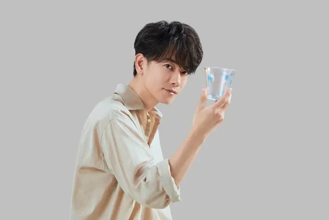 佐藤健拍攝的台灣茶飲廣告今天正式曝光。黑松提供