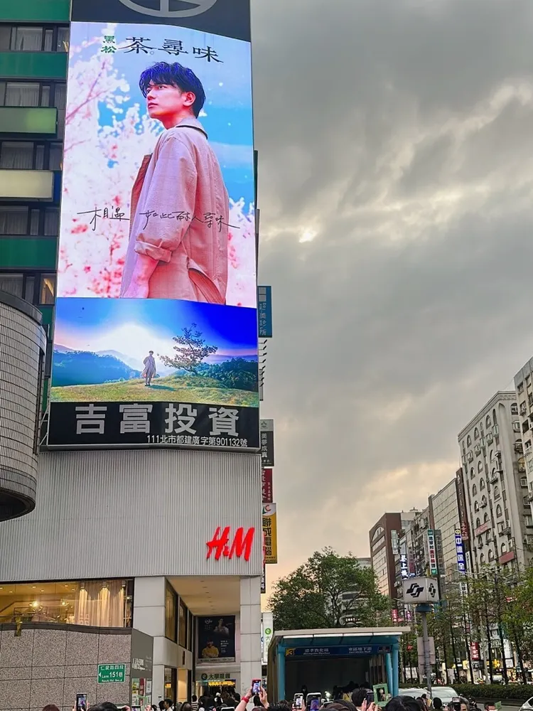 佐藤健的廣告昨天在戶外大螢幕首播。黑松提供