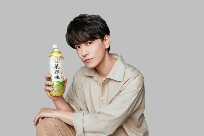 佐藤健喜歡台灣茶回甘的味道。黑松提供