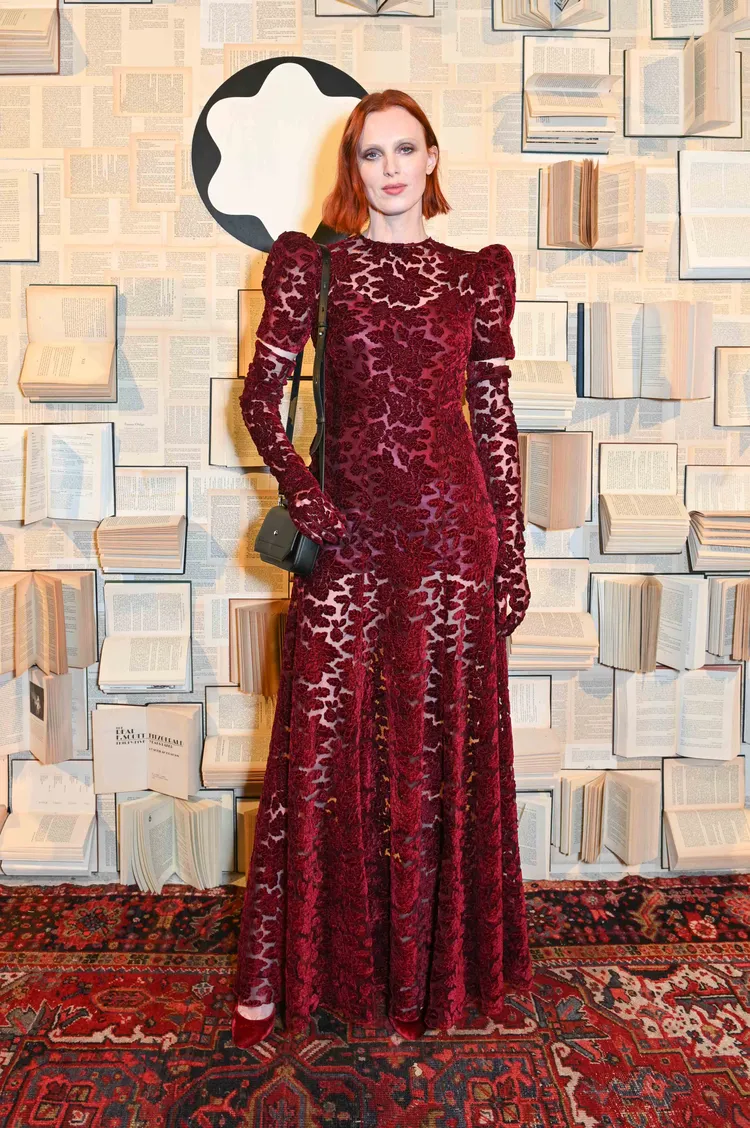 在萬寶龍「The Library Spirit」形象影片中露臉的紅髮超模Karen Elson，也身著華服開心出席派對。品牌提供