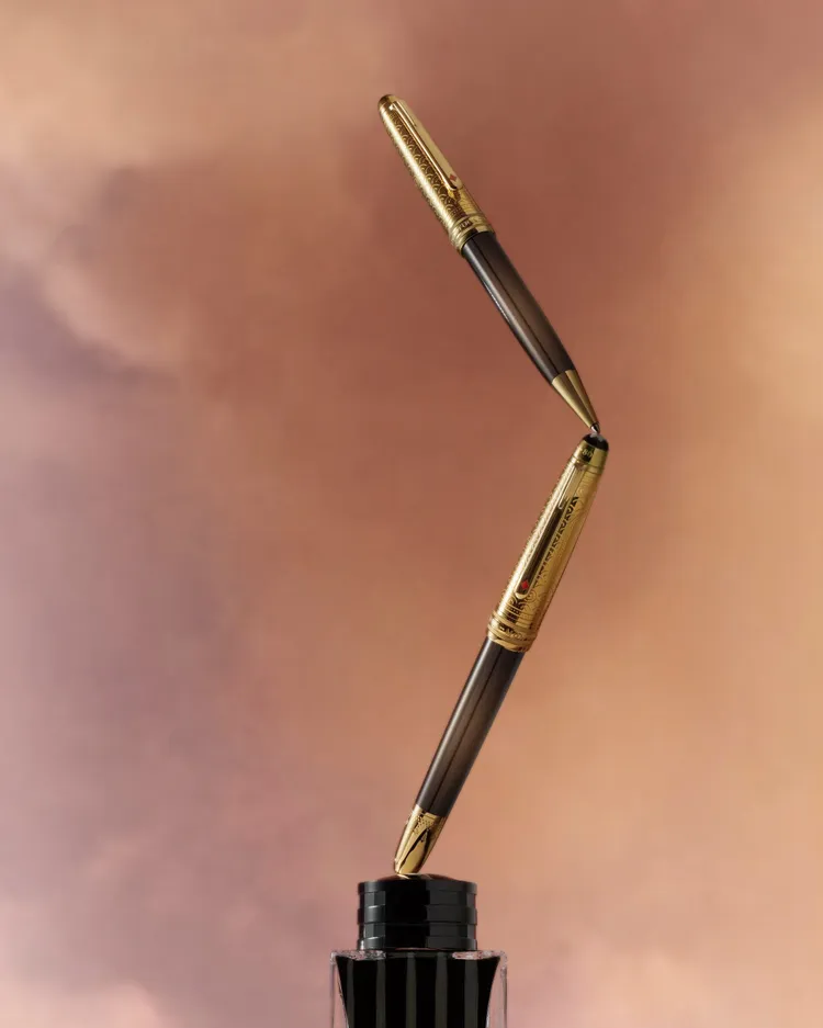 萬寶龍再度以經典小說《環遊世界80天》為名，於大師傑作系列下推出多款書寫工具和配件。品牌提供