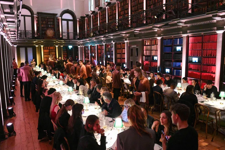 為慶祝「The Library Spirit」全球宣傳活動舉辦的晚宴，在倫敦盧利圖書館洋溢書香氣息的氛圍中舉行。品牌提供