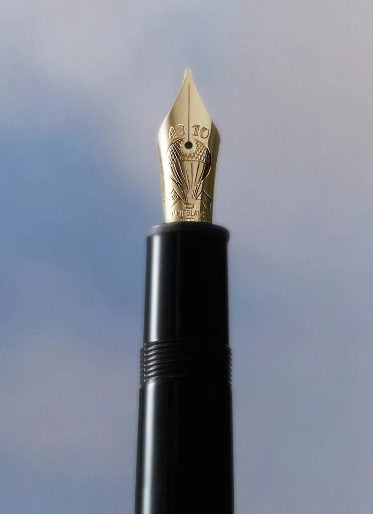 大師傑作系列「環遊世界80天」書寫工具筆尖上鐫刻的熱氣球圖案，呼應了「科幻小說之父」朱爾凡爾納發行的第1部冒險小說《氣球上的五星期》。品牌提供