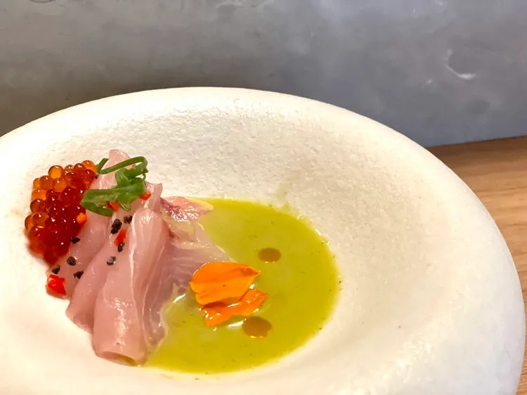 「HAMACHI CRUDO」。曾仲葳攝
