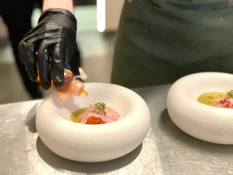 ㄇ字型吧台可以近距離欣賞主廚手藝，並和主廚邊聊天邊吃飯。曾仲葳攝