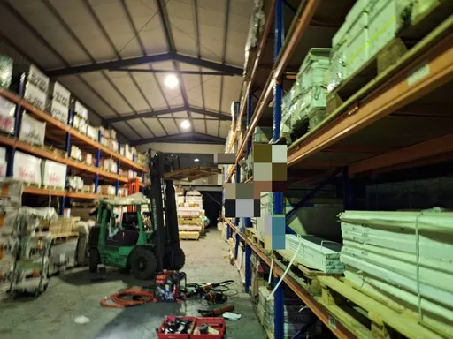 離奇命案！疑操作堆高機不慎　八里磁磚公司老闆被夾死