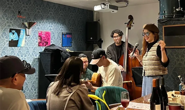 壞特與日本友人玩音樂。