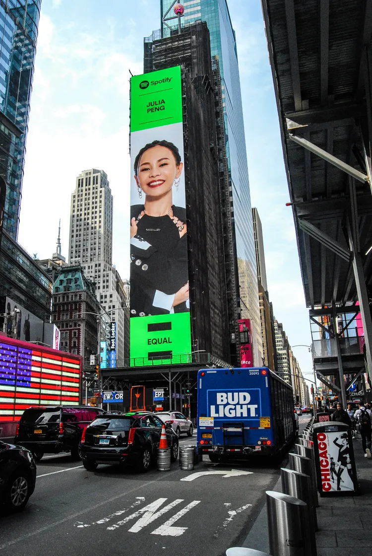 彭佳慧躍登紐約時代廣場 Spotify「EQUAL」封面人物。Spotify提供