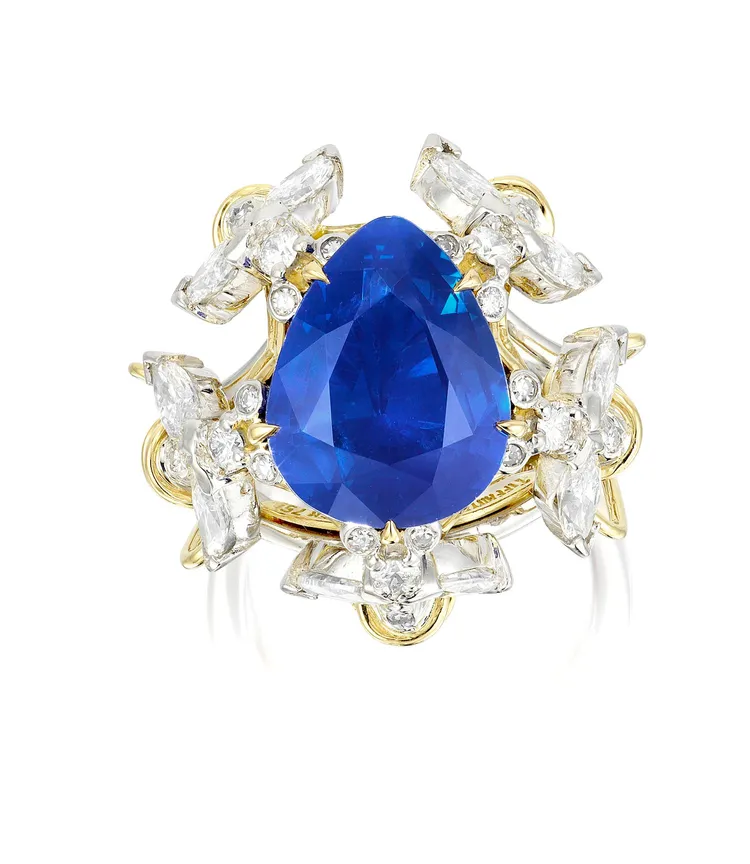 傳奇設計師「珠寶詩人」Jean Schlumberger為TIFFANY & Co.所設計以鑽石蜜蜂圍繞6.26克拉喀什米爾天然藍寶石戒指，估價約200萬港幣起（約782萬元台幣）。富藝斯提供