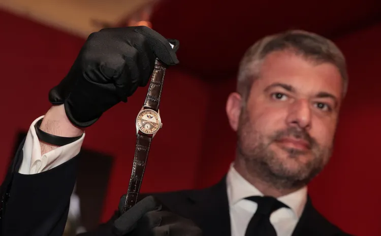 富藝斯香港春拍將於5月23日晚上於舉行「御藏百達翡麗專場」，拍賣末代皇帝所珍藏的傳奇百達翡麗（Patek Philippe，簡稱PP）型號96「Quantieme Lune」腕錶，以及他的一系列遺珍。彭欣偉攝